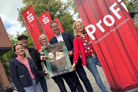 Laden ein zu den Figurentheatertagen 2025 (v. li.) Sabine Pöhling (Kulturbüro), Klaus und Hille Menning (Künstlerische Leitung), Christoph Schrey (Sparkasse Westmünsterland) und Mechthild Neuhaus-Overbeck (ProFi e.V.). Foto Stadt Dülmen/Siemes.