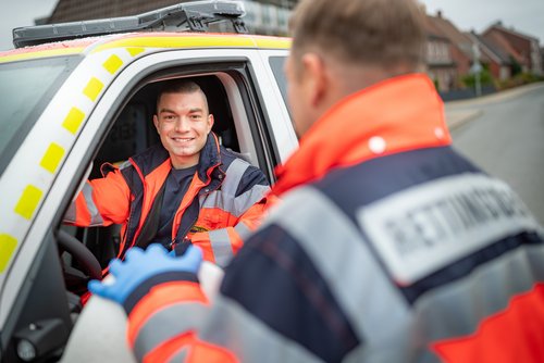 Ein Mitarbeiter des Rettungsdienstes sitzt am Steuer eines Rettungswagens