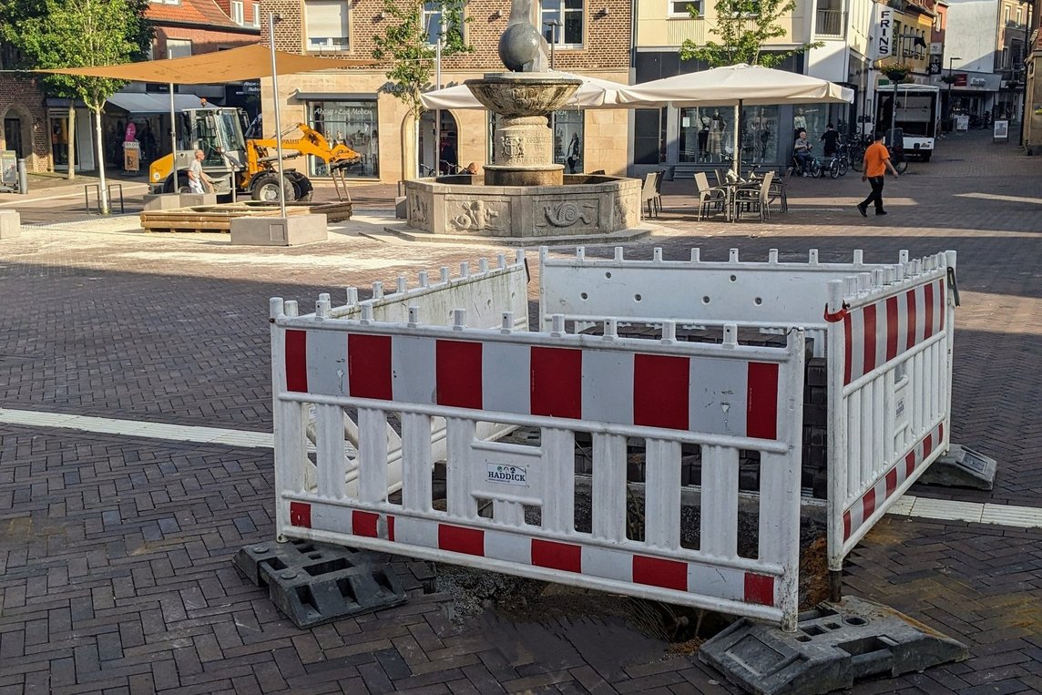 Dieses Foto zeigt die Baustelle für die neue Schwengelpumpe auf dem Marktplatz