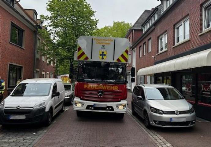 Dieses Foto zeigt ein Feuerwehr-Fahrzeug in einer engen Straßensituation