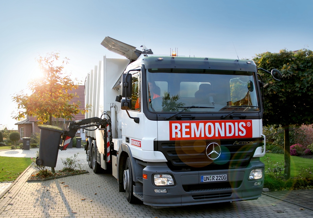 Dieses Foto zeigt ein Müllfahrzeug des Unternehmens Remondis 