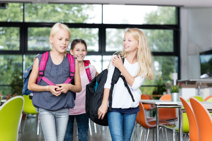 Grundschüler gehen auf dem Flur